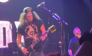 δειτε τον Slash να παίζει ως καλεσμένος του Myles Kennedy
