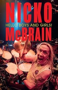 Ο ντράμερ των IRON MAIDEN, NICKO MCBRAIN, ανακοινώνει την αυτοβιογραφία του με τίτλο «Hello Boys And Girls!»