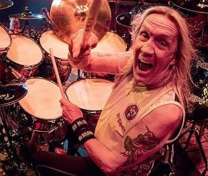 Ο ντράμερ των IRON MAIDEN, NICKO MCBRAIN, ανακοινώνει την αυτοβιογραφία του με τίτλο «Hello Boys And Girls!»