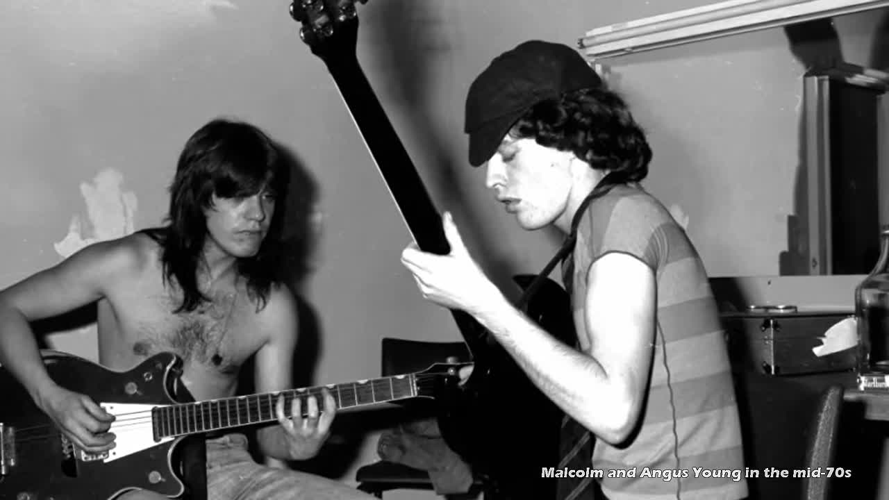 Οι Malcolm και Angus Young των AC/DC στα μέσα της δεκαετίας του 1970