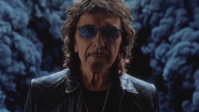 Ο Tony Iommi στο επίσημο βίντεο του «World Alone»