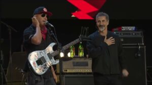 Tom Morello και Serj Tankian παίζουν «Like A Stone» στη μνήμη του Chris Cornell